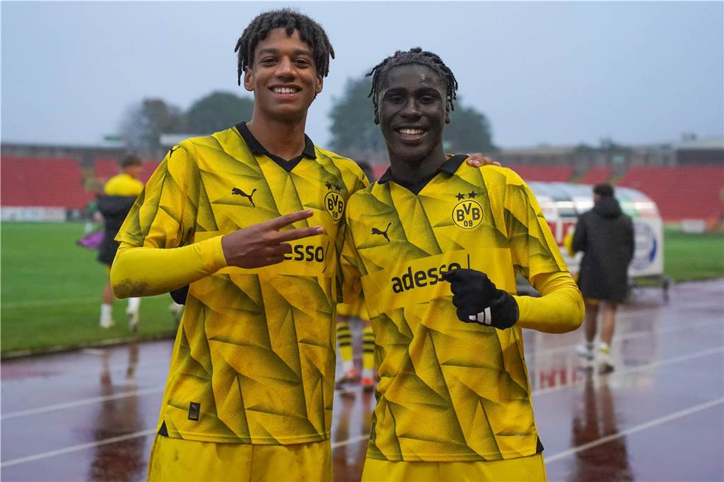 Filippo Mane und Ousmane Diallo posieren für einen Fotografen.