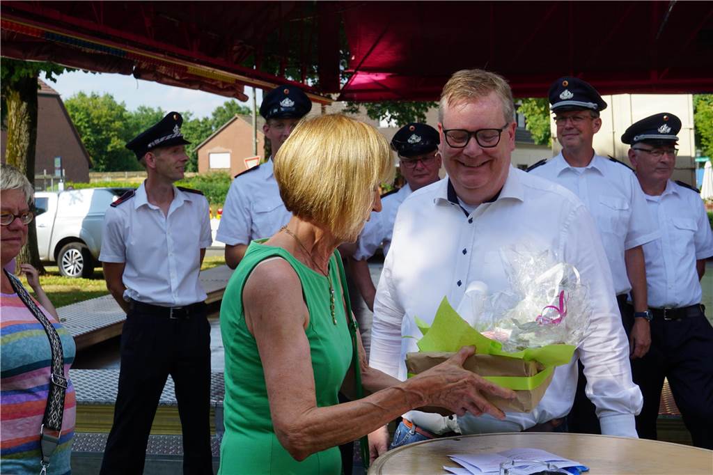 Nach seiner offiziellen Begrüßung gratulierten zahlreiche Besucher Bürgermeister Thomas Stohldreier, der am Eröffnungstag der St. Anna Kirmes seinen Geburtstag feierte.