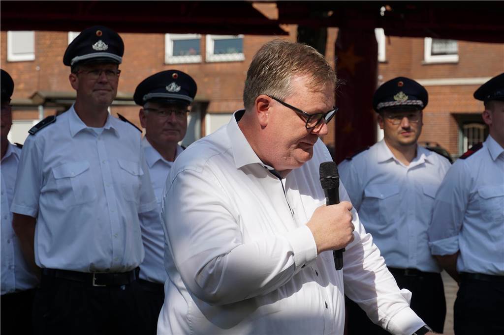 Nach seiner offiziellen Begrüßung gratulierten zahlreiche Besucher Bürgermeister Thomas Stohldreier, der am Eröffnungstag der St. Anna Kirmes seinen Geburtstag feierte.