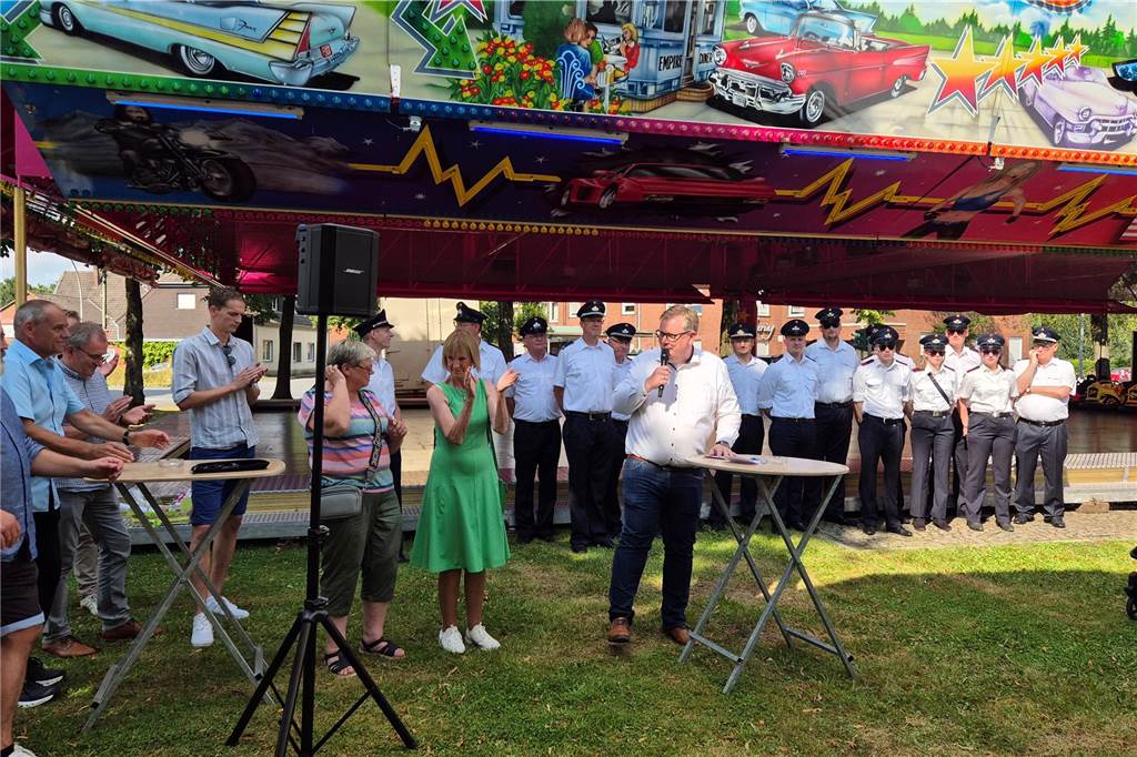 Nach seiner offiziellen Begrüßung gratulierten zahlreiche Besucher Bürgermeister Thomas Stohldreier, der am Eröffnungstag der St. Anna Kirmes seinen Geburtstag feierte.