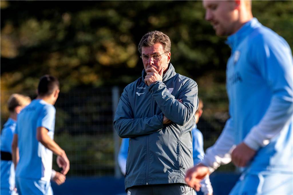 Castrop-Rauxeler Dieter Hecking ist neuer Coach beim VfL Bochum: Früherer Wechsel platzte in letzter Sekunde Nach seiner Vorstellungs-PK leitete Dieter Hecking am Dienstag sein erstes Training als Cheftrainer des VfL Bochum.