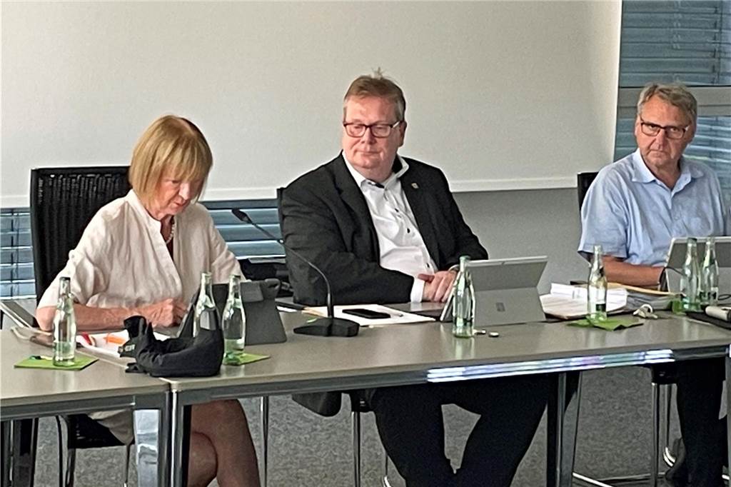 Stohldreier: „Kanalnetz bleibt vollständig im Eigentum der Gemeinde“ Nach SPD-Kritik gibt Bürgermeister Stohldreier (mitte) nun Details zur Planung einer Abwasser-Gesellschaft in Ascheberg bekannt.