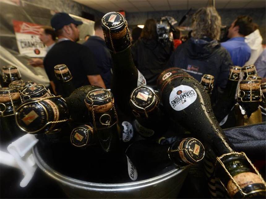 Aus der Luft gefangen: Giants gewinnen World Series Nach Spielende stand schnell der Sieger-Schaumwein bereit. Foto: John G. Mabanglo