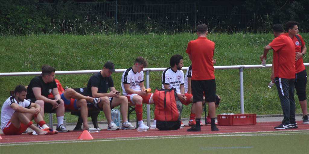 Liveticker zum Nachlesen: Rückschlag für den SSV Mühlhausen – Derbyhelden unterliegen Eichlinghofen Nach Spielschluss saßen die Spieler des SSV Mühlhausen gekickt am Spielfeldrand.