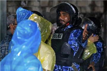 Nach tagelangen Demonstrationen rief Präsident Abdulla Yameen zu Beginn dieser den Ausnahmezustand aus. Foto: Mohamed Sharuhaan/AP