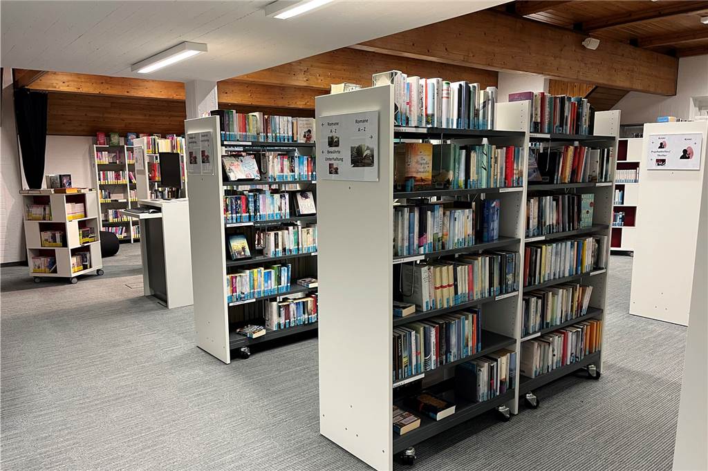 Open Library als Erfolgskonzept: Vredener Bücherei unter den Top 12 Nach Themen sortiert laden die Bücher zum Stöbern ein. Für Veranstaltungen können die Regale im Obergeschoss der Bücherei einfach zur Seite geschoben werden.