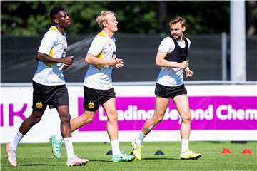 Nach über einem Jahr Verletzungspause zurück im BVB-Training: Marcel Schmelzer (r.).