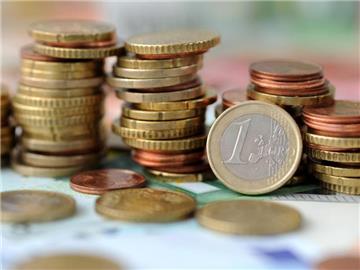 Nach Überzeugung der Deutschen Bundesbank wollen die Menschen auch künftig nicht auf Bargeld verzichten. Foto: Tobias Hase/Archiv
