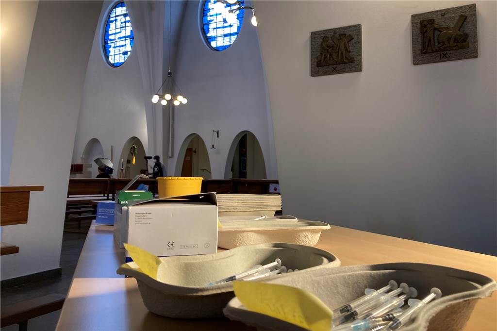 Castrop-Rauxels Impfkirche eröffnet: Über 260 Impfungen am ersten Tag Nach Uhrzeit abgezählt warten die Spritzen mit Astrazeneca darauf, verimpft zu werden.