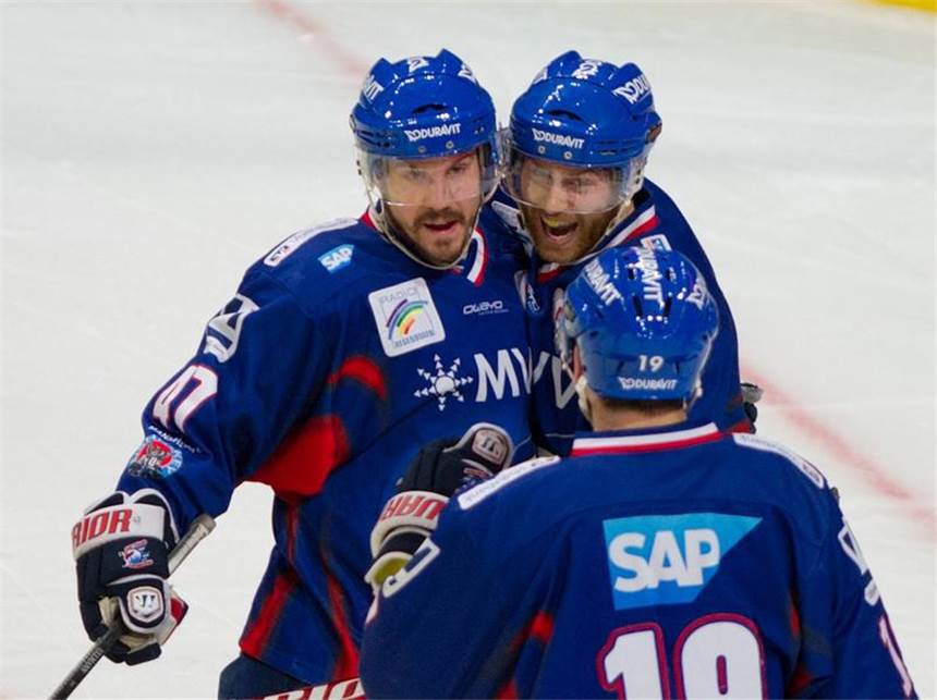 Adler schlagen im DEL-Finale zurück: 4:1 gegen Berlin Nach Ullmans Treffer sind Adam Mitchell (r) und Kenneth Magowan die ersten Gratulanten. Foto: Uwe Anspach