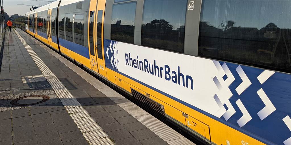 Neue Firma löst die Nordwestbahn auch auf Bahnstrecken in Dorsten ab Zug mit neuem Namenszug RheinRuhrBahn steht am Dorstener Bahnhof.