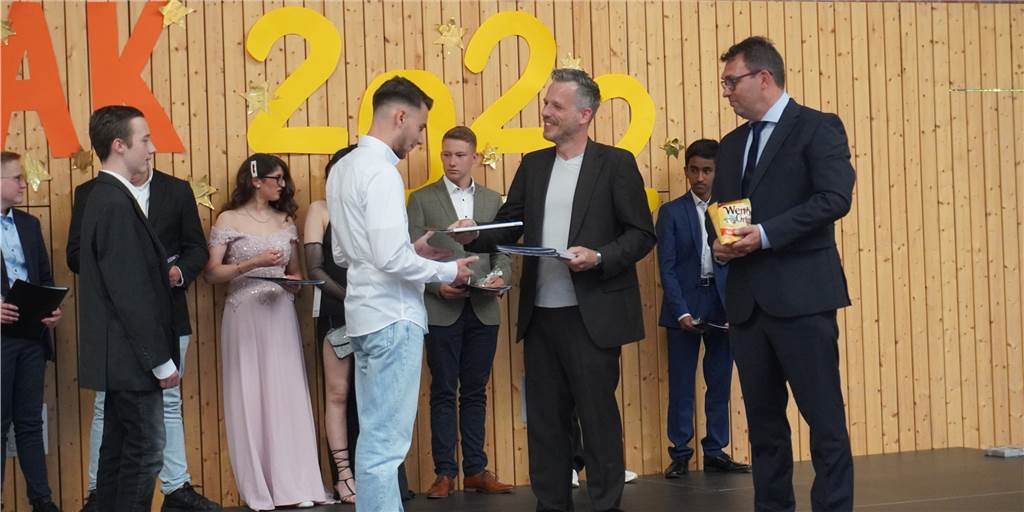 Entlassfeier der Paulus-van-Husen-Schule: Gipfelstürmer erreichen Meilenstein Nach und nach nehmen die 51 Gipfelstürmer ihr Zeugnis entgegen. Zusätzlich gibt es einen Mauerstein als Symbol für den erreichten Meilenstein.