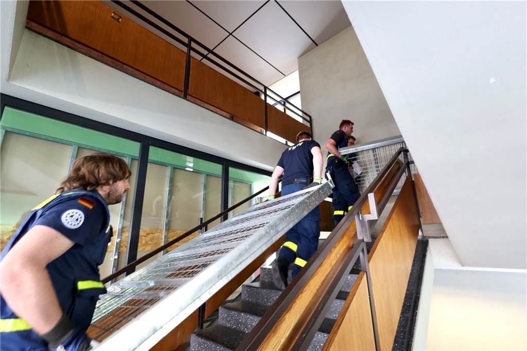 Nach Platzmangel: Weitere Notunterkünfte für Geflüchtete entstehen in Dortmund Nach und nach werden die Einzelteile für die Stahlbetten in die ehemaligen Klassenräume getragen.
