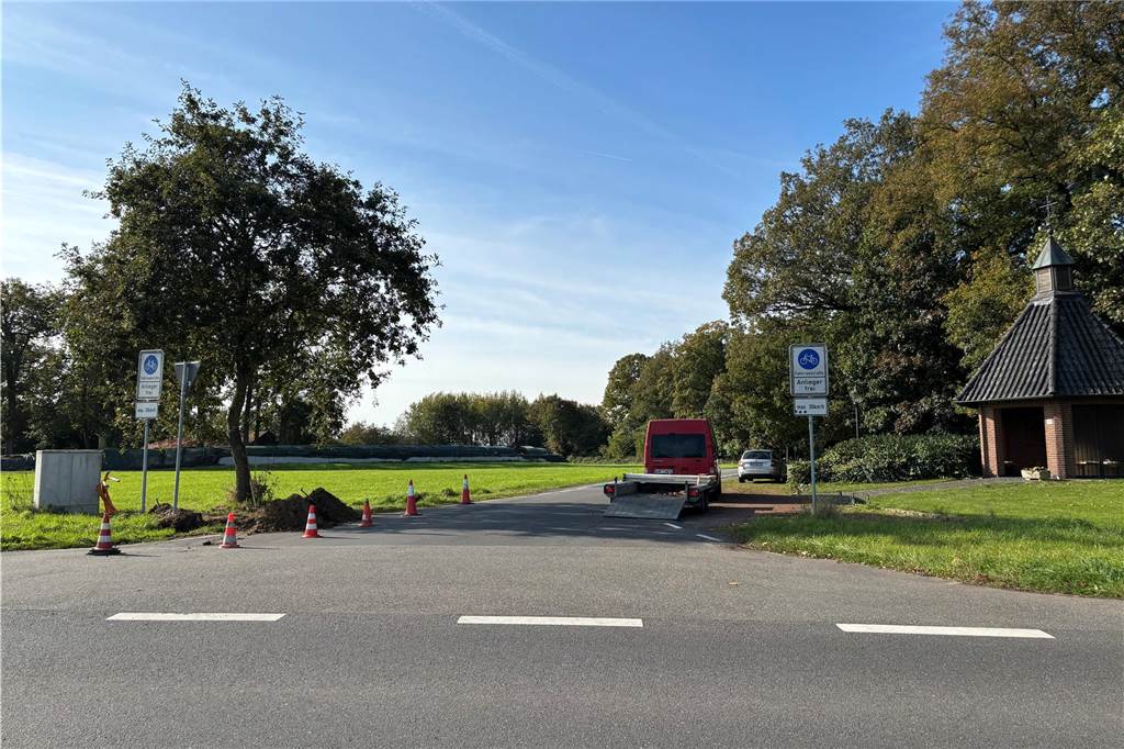 Bauarbeiten auf Radweg: Verzögerung der Baustelle in Richtung Ammeloe Nach und nach wird ein großer Teil des Radweges in Richtung Ammeloe aufgenommen und erneuert.