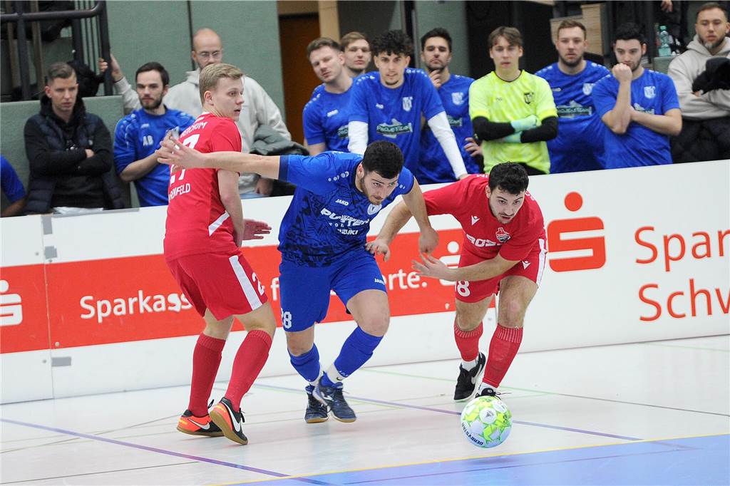 STM Halbfinals Nach Verlängerung setzte sich der VfB Westhofen (blaues Trikot) im ersten Halbfinale gegen den SC Berchum/Garenfeld durch.
