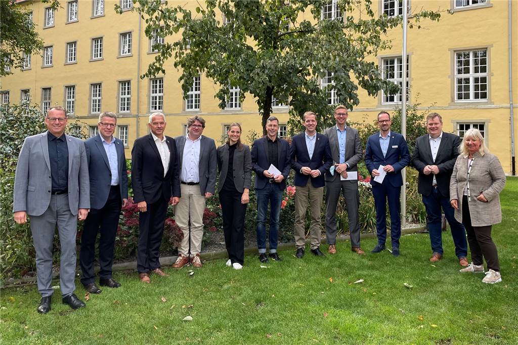 Personalausweis beantragen: Orte im Kreis setzen auf digitale Lösung Nach vielen Video-Konferenzen haben sich die Bürgermeisterinnen und Bürgermeister im Kreis Coesfeld wieder persönlich getroffen - diesmal in der Kreisstadt. Gastgeberin Eliza Diekmann (5.v.l.) konnte dabei auch Landrat Christian Schulze Pellengahr (7.v.l.) begrüßen.