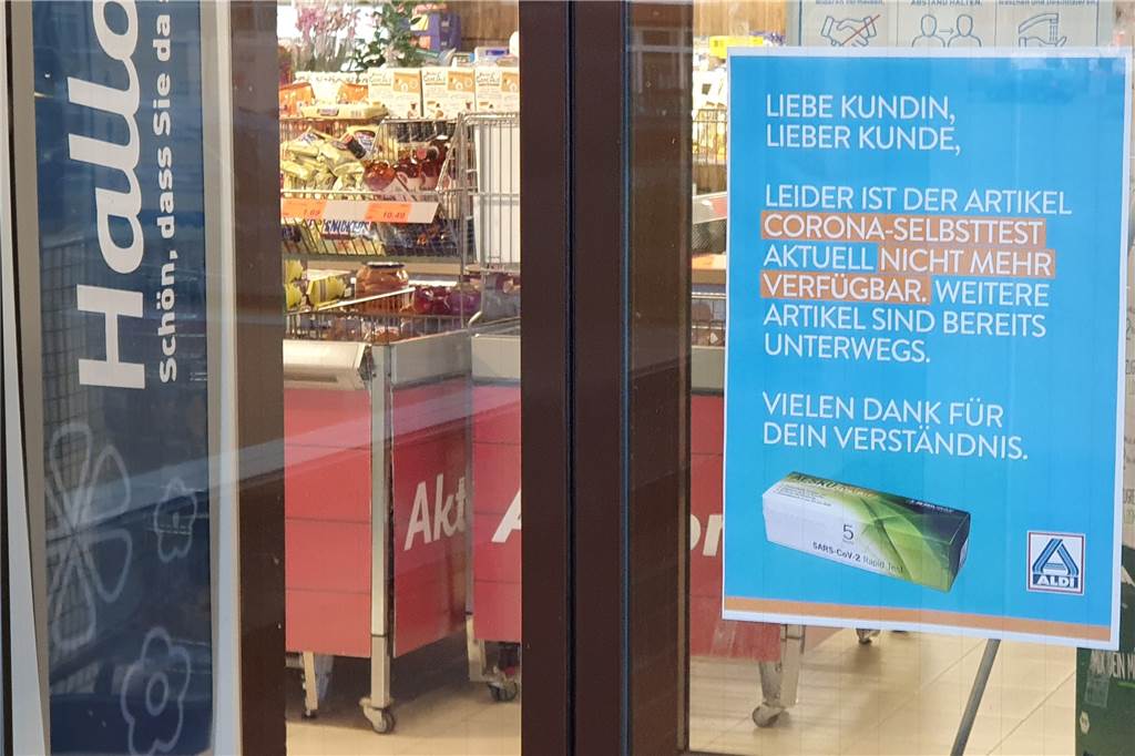 Corona-Schnelltests bei Aldi: In Ahaus in wenigen Minuten ausverkauft Nach wenigen Minuten klebte dieses Schild in beiden Aldi-Filialen an der Eingangstür.