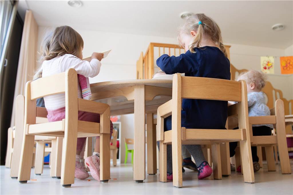 Kindertagespflege in Haltern: So funktioniert die Ergänzung zu Kitas Kinder spielen im Kindergarten.