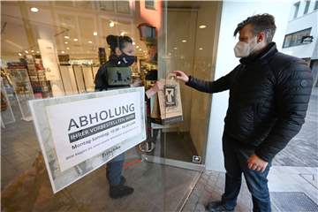Nach wie vor ist es aufgrund hoher Infektionszahlen nicht erlaubt, im Geschäft einzukaufen. Das Land NRW hat die entsprechende Verordnung nachgebessert.