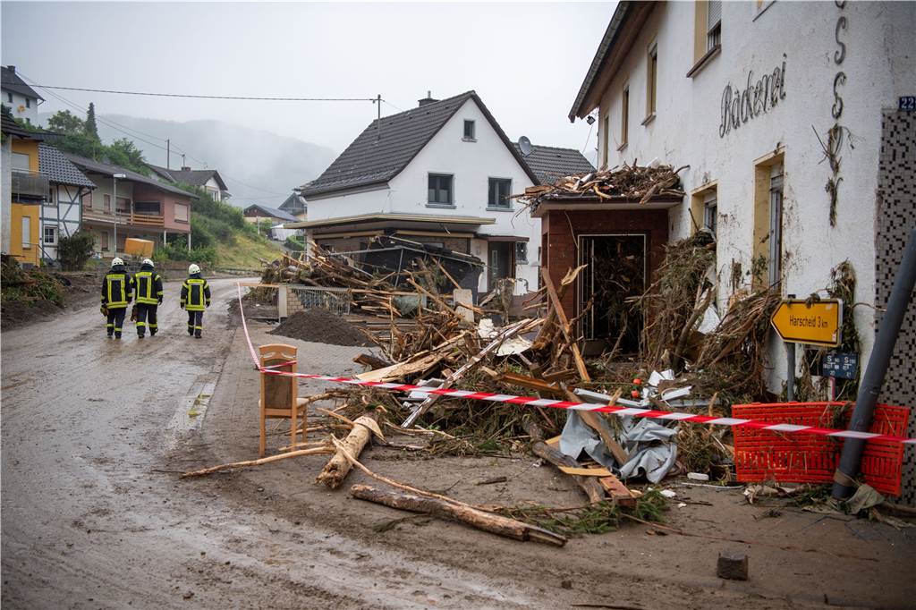 Unwetter in NRW: Mindestens 43 Todesopfer - mehrere Plünderungsversuche gemeldet – Liveblog Nach wie vor sind vielerorts Rettungskräfte im Einsatz.