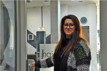 Nach zehn Jahren Selbstständigkeit sieht Lucia Berger sich gezwungen, ihren Friseursalon „Hairline“ aufzugeben. „Dann wird es dunkel in meinem Salon. Und es bleibt dunkel."