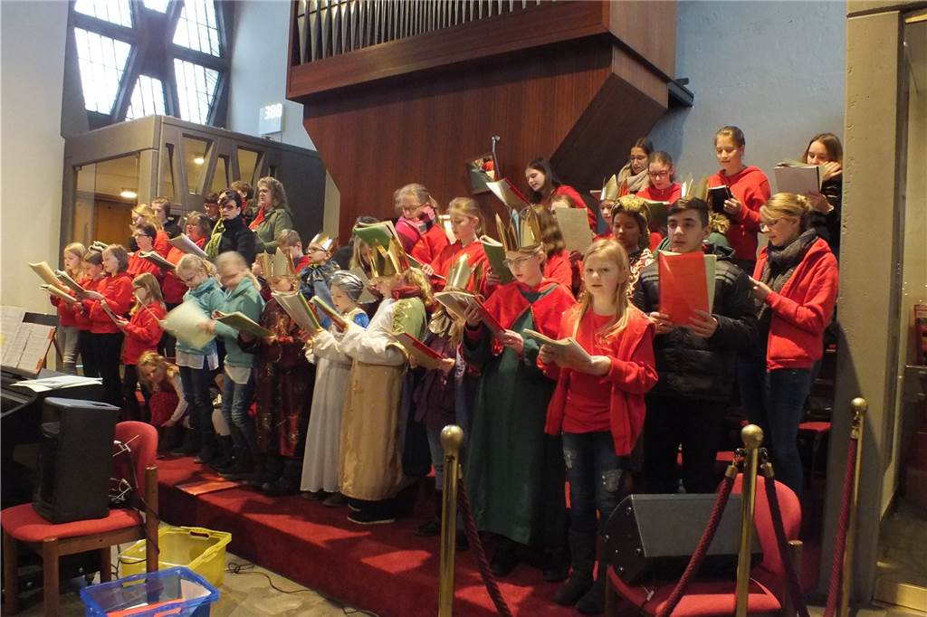 Gemeinden fahren Heizung in den Kirchen hoch - mit einer Ausnahme Nach zwei Corona-Weihnachten können dieses Jahr wieder alle Gottesdienste stattfinden. Etliche davon mit Musik. Hier ein Archivfoto vom Chor „Voices from heaven“ in St. Johannes.