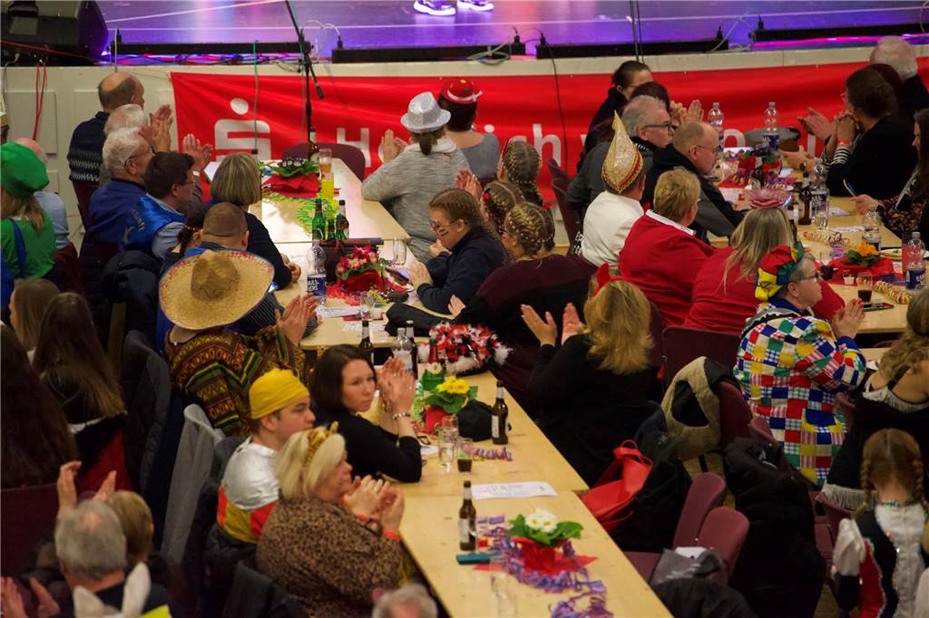 Nach zwei Jahren Corona-Pause feierte die KG Rote Funken erstmals wieder ihre Gala in der ASG-Aula.