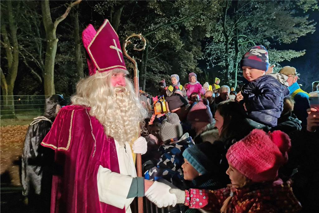 Der Nikolaus begrüßte die Kinder