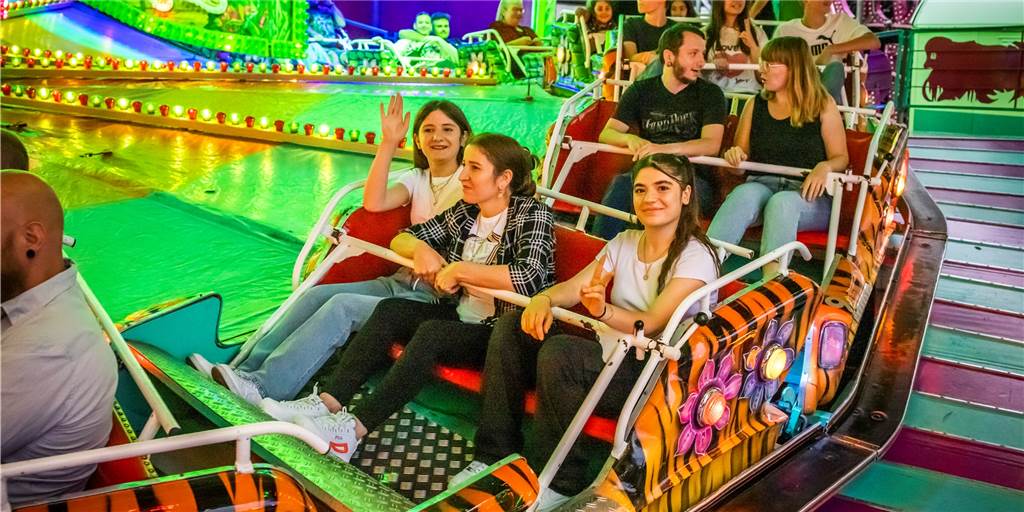 Euphorie bei der Batholomäuskirmes: Video und viele Fotos Nach zwei Jahren Corona-Pause ist die Kirmes-Euphorie zurück - auch auf der 661. Bartholomäuskirmes in Lütgendortmund.