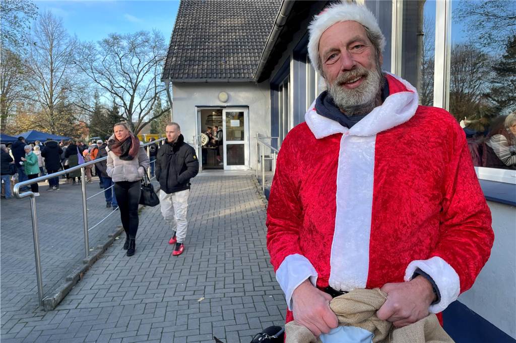 Thomas H. ist seit Sommer Gefangener in der JVA Meisenhof in Ickern. Beim Adventsbasar war er der für die Kinder wohl wichtigste Mann: der Weihnachtsmann, der mit einem mit Schoko-Lollis prall gefüllten Sack über das Gefängnisgelände zog.