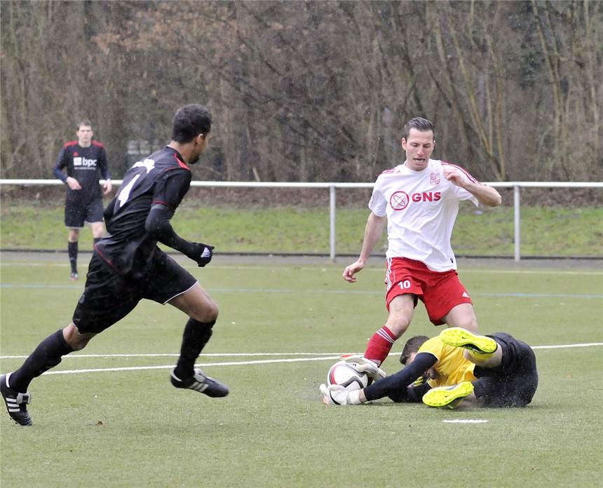 Eintrachts Heimserie geht baden Nach zwei Spielminuten scheiterte Rainer Hackenfort am Roxeler Keeper Daniel Neuhaus.
