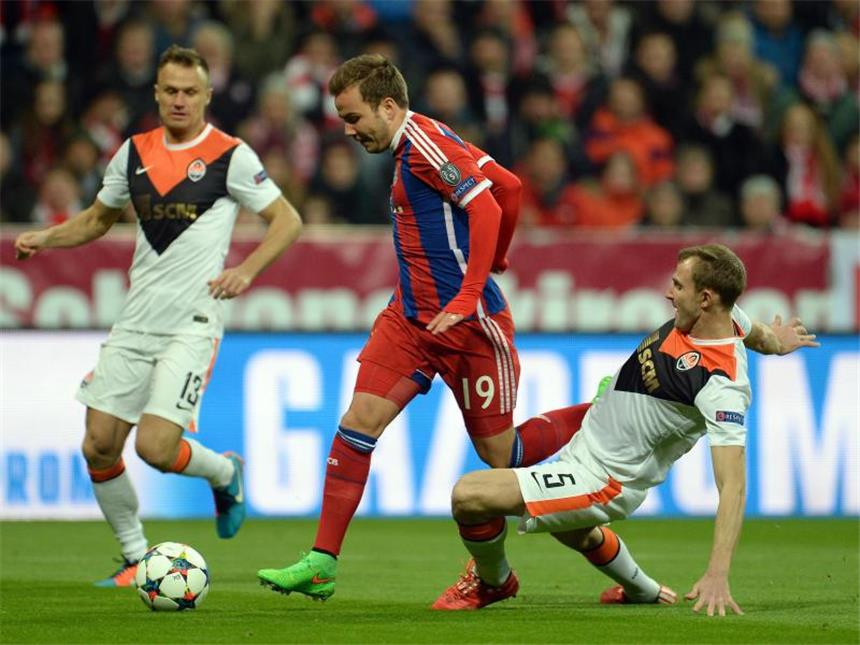 Bayern mit 7:0-Rekord ins Viertelfinale Nach zweieinhalb Minuten wird Mario Götze durch eine Notbremse im Strafraum gestoppt. Foto: Andreas Gebert