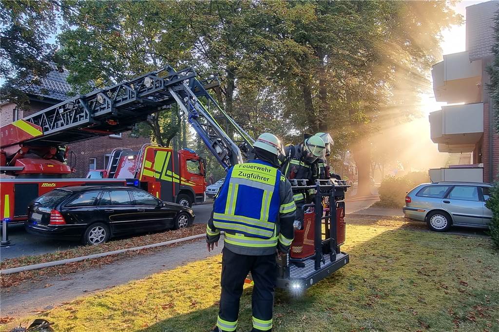 Brandalarm in Werne: Feuerwehr muss verstopften Kamin aufstemmen Feuerwehrleute an einem Haus.