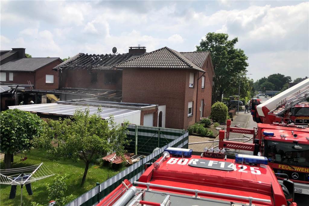 Mit Video: Rauchsäule schon von weitem zu sehen – Garage und Dachstuhl in Flammen Nachdem das Feuer gelöscht war, offenbarte sich der Schaden. Die Balken des Dachstuhls sind verkohlt.