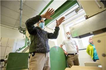 Nachdem der Unterricht an Berufskollegs zunächst komplett ausfiel, ist er aktuell noch stark eingeschränkt. Weil Lehrer nicht zur Verfügung stehen und Klassen geteilt werden müssen, gibt es meist nur wenig Präsenzunterricht.