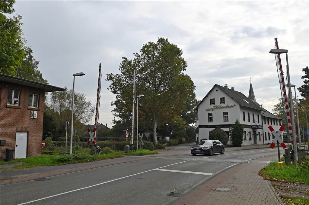 Bahnübergang B58: Traditionshotel Humbert fürchtet wegen Plänen der Bahn um eigene Zukunft Nachdem die eventuelle Schließung des Bahnübergangs am Burenkamp im Wulfener Gewerbegebiet in der Bevölkerung für großen Unmut sorgt, gibt es nun auch Pläne bei einem weiteren Bahnübergang in Wulfen, die für Ärger sorgen. Und zwar soll der Bahnübergang an der B 58 (Weseler Straße) bekanntermaßen digitalisiert werden, so dass das Bahnwärterhäuschen in diesem Bereich überflüssig wird.