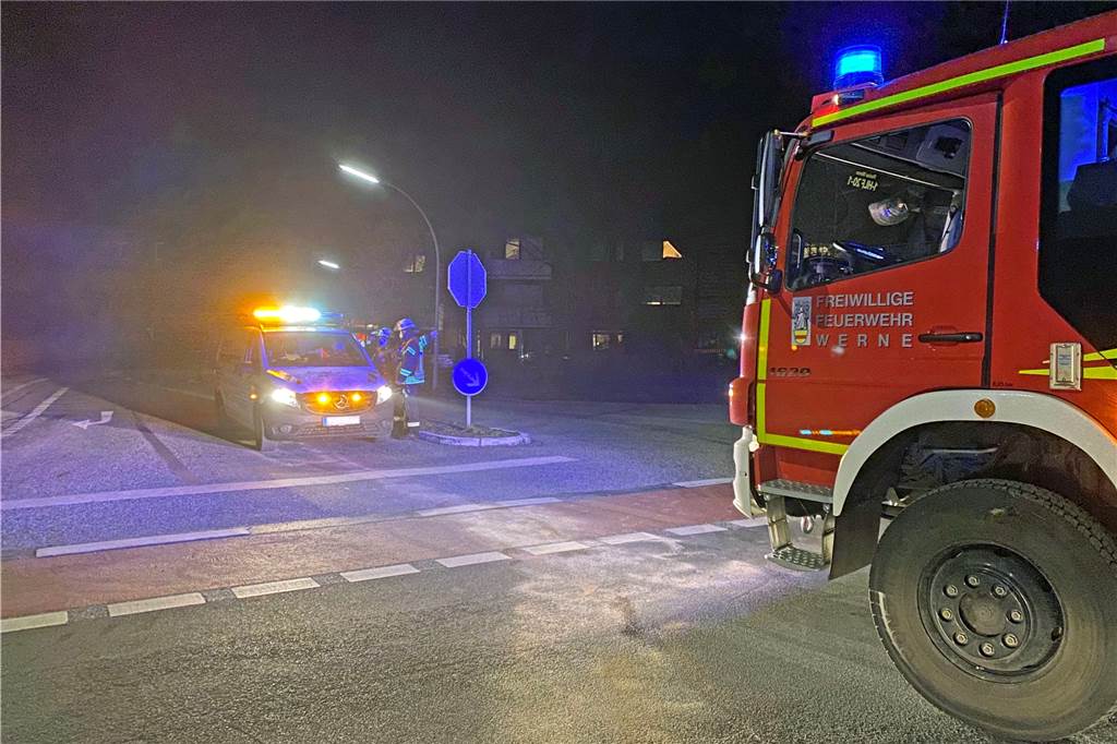 Herd an, Tür zu: Feuerwehr rückt wegen misslicher Lage zur Lütkeheide aus Nachdem die Feuerwehr die Ölspur grob beseitigt hatte, reinigte ein Spezialunternehmen die Fahrbahn gründlich.