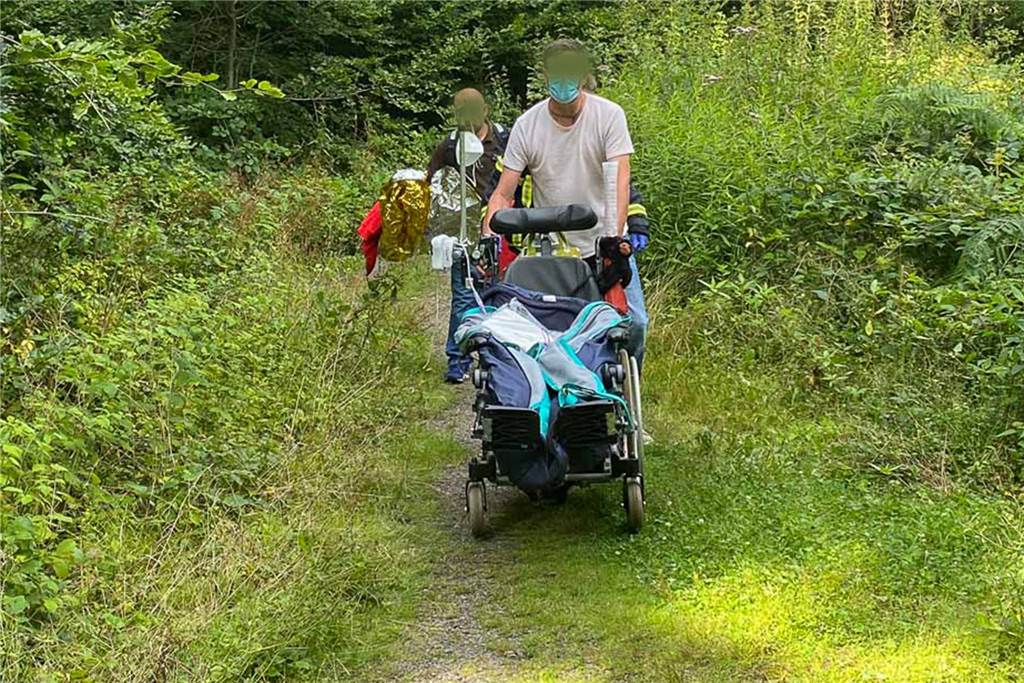 Rollstuhl kippte im Wald um: Feuerwehr findet Frau per Handy-Ortung Nachdem die Frau gerettet war, wurde auch der Rollstuhl geborgen.