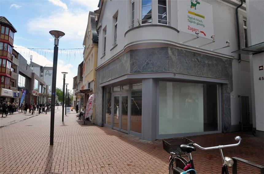 Nachdem die Modemarke "Apanage" absprang, steht noch kein neuer Mieter für das Ladenlokal Lange Straße 49 fest. Vormieter Blumen Risse hatte dort Ende 2015 geschlossen.