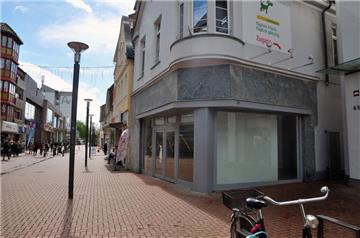 Nachdem die Modemarke "Apanage" absprang, steht noch kein neuer Mieter für das Ladenlokal Lange Straße 49 fest. Vormieter Blumen Risse hatte dort Ende 2015 geschlossen.