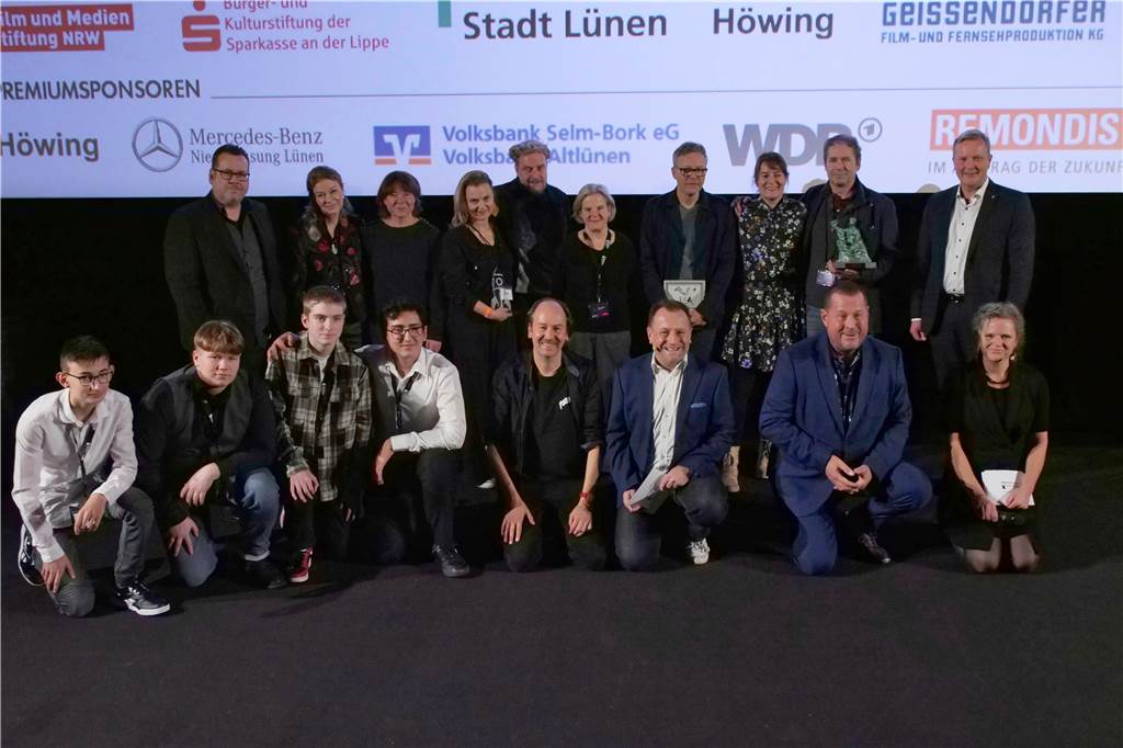 Vertonung zum Abschluss: Was zwei bekannte DJs an Stummfilmen reizvoll finden Nachdem die Preisträger, Juroren und Verantwortlichen des Kinofests sich zum Gruppenfoto versammelt hatten, starteten die DJs.