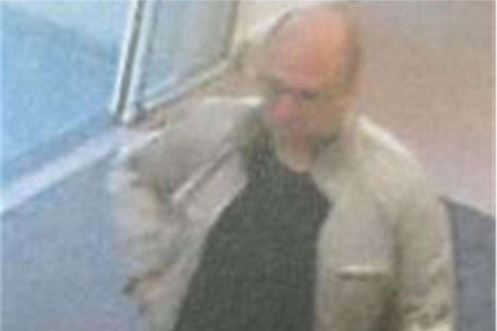 Nachdem ein Geldautomat manipuliert worden sei, soll dieser Mann mehrmals Geld von einem fremden Konto abgebucht haben. Getan habe er dies an der Volksbank Betenstraße (City) und der Deutschen Bank Virchowstraße (Hörde). Als Tatzeit wird der 31. Juli 2022 angegeben.