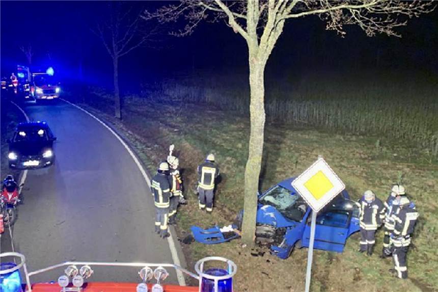 18-jähriger Selmer kommt in Capelle von Straße ab und prallt gegen Baum Nachdem ein junger Mann mit seinem Kleinwagen gegen einen Baum geprallt war, rückte der Löchzug Capelle, vier Rettungswagen, zwei Notärzte und Streifenwagen der Polizei aus.