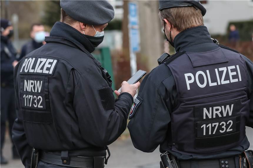 Autofahrer fährt zwei Mädchen an und beschimpft sie auch noch Nachdem ein Unbekannter zwei Mädchen in Scharnhorst angefahren hat, ermittelt die Dortmunder Polizei (Symbolbild).
