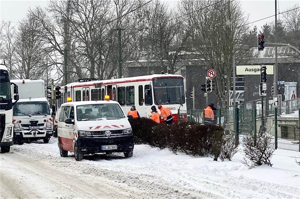 Nachdem eine Stadtbahn von DSW21 zunächst angeschoben werden musste, sprang sie schließlich an der Haltestelle Burgholzstraße aus den Schienen.