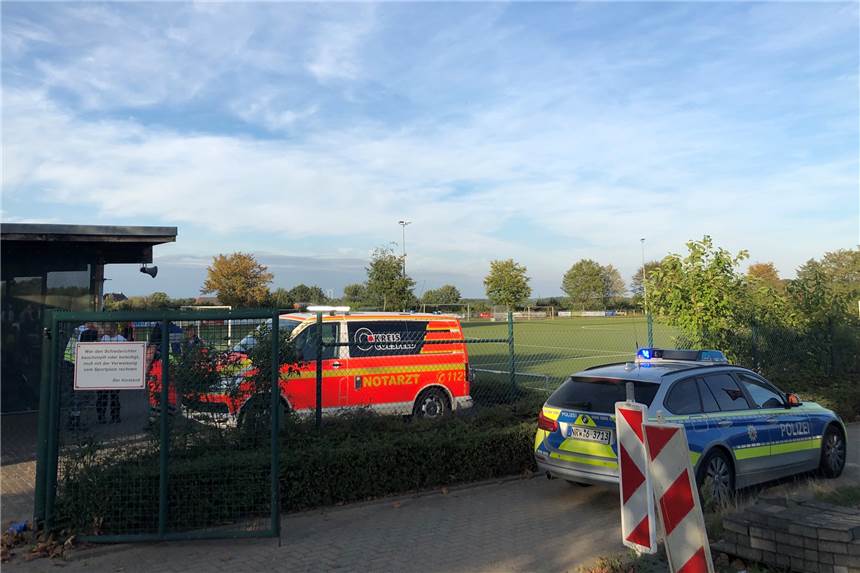 Nach Massenschlägerei bei Kreisliga-Spiel: Erster Tatverdächtiger ermittelt Nachdem es am Sonntag zu einer Massenschlägerei am Vinnumer Sportplatz kam, wurde nun der erste Tatverdächtige ermittelt.