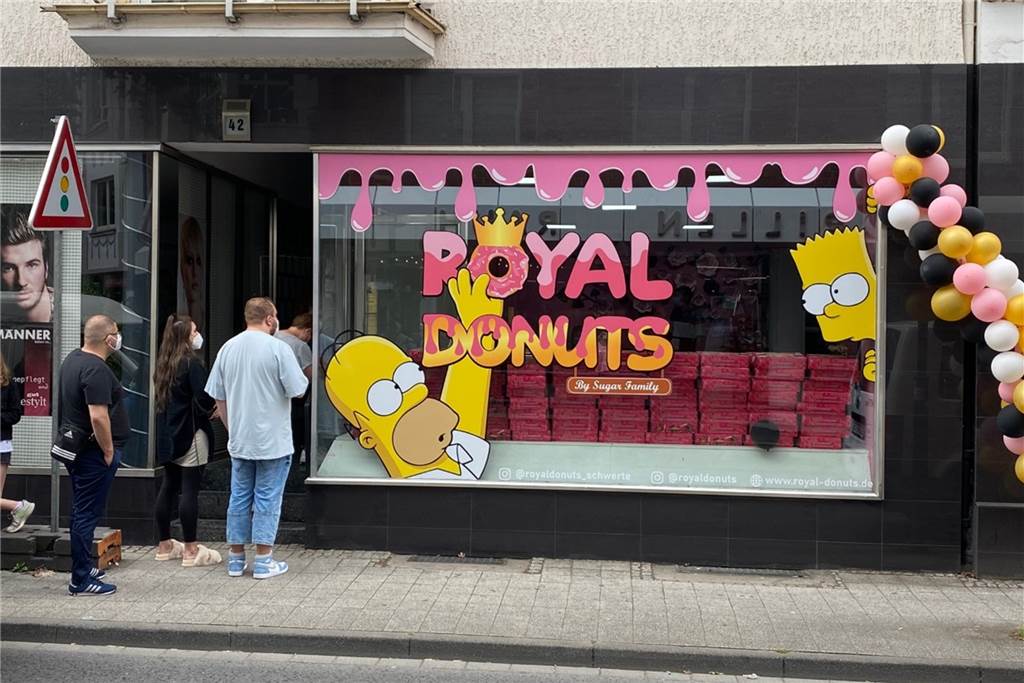 Ansturm bei „Royal Donuts“-Eröffnung in Schwerte: „Kunden warteten vor dem Laden“ Nachdem es lange abgeklebt war, lässt nun das Schaufenster einen Blick ins Innere zu.