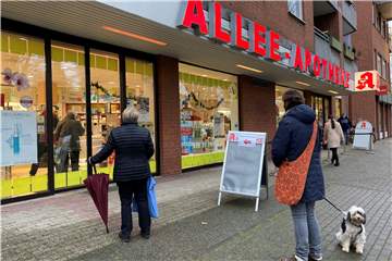 Nachdem in der Vorwoche wie in vielen Filialen im Land zunächst noch die Technik streikte, läuft die Ausgabe der für den digitalen Impfnachweis nötigen QR-Codes mittlerweile.