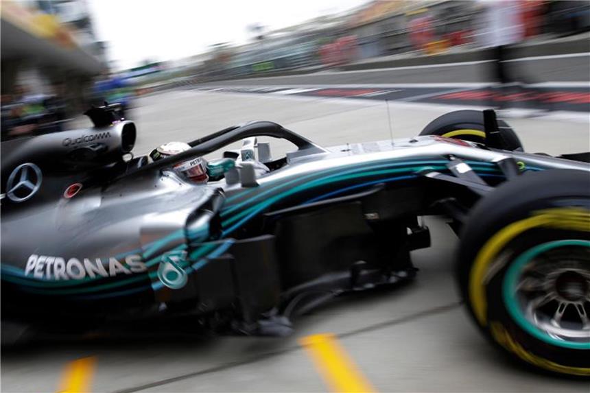 Hamilton zweimal vorn - Knapper Vorsprung auf Ferrari Nachdem Lewis Hamilton in Shanghai die schnellste Trainingsrunde absolvierte, hat er die Konkurrenz von Ferrari im Nacken. Foto: Andy Wong/AP