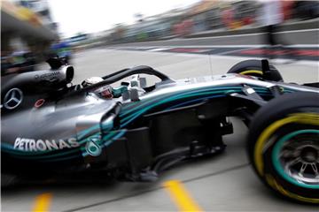 Nachdem Lewis Hamilton in Shanghai die schnellste Trainingsrunde absolvierte, hat er die Konkurrenz von Ferrari im Nacken. Foto: Andy Wong/AP